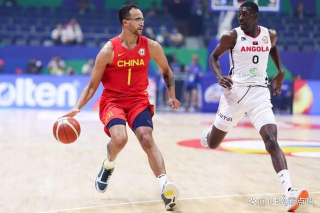李凯尔现场观战中国男篮夏联比赛身穿中国队T恤